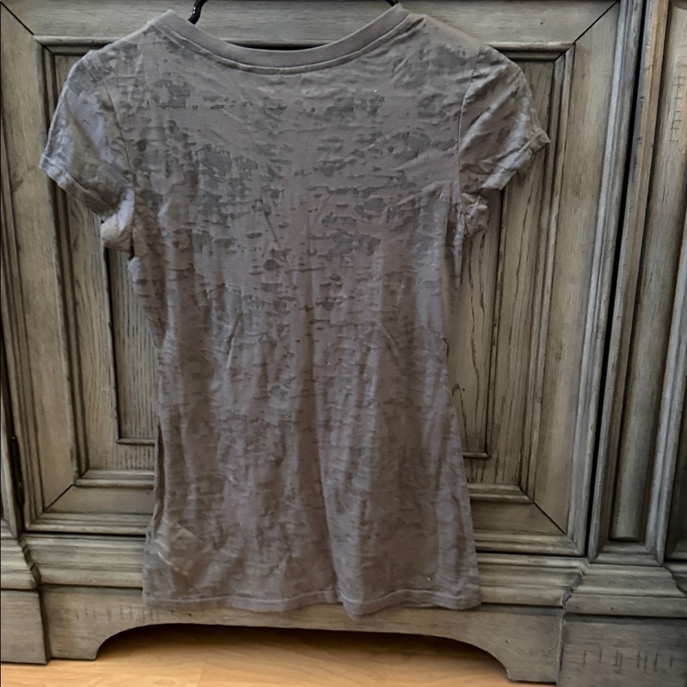 “Never Worn” Guess Taupe Buttoned Tee Size Small - Picture 7 of 7